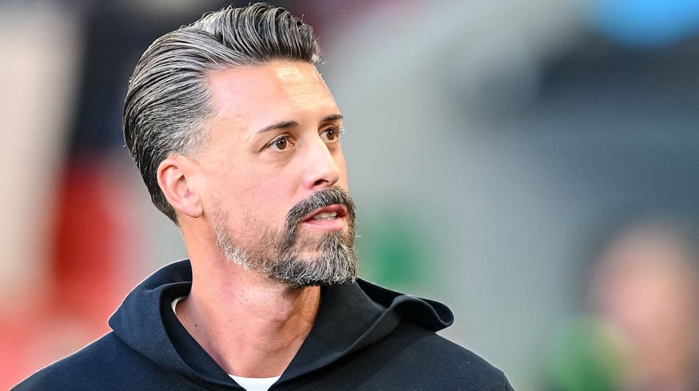 Nutzte die Länderspielpause für ein Testspiel: FCA-Coach Sandro Wagner. (Archivbild) / Foto: Harry Langer/dpa