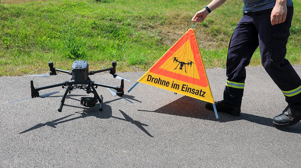 Auch mit einer Drohne suchten Feuerwehrleute nach dem flüchtigen Autofahrer. (Symbolbild) / Foto: Jan Woitas/dpa