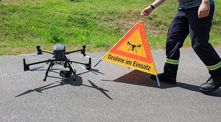 Auch mit einer Drohne suchten Feuerwehrleute nach dem flüchtigen Autofahrer. (Symbolbild) / Foto: Jan Woitas/dpa