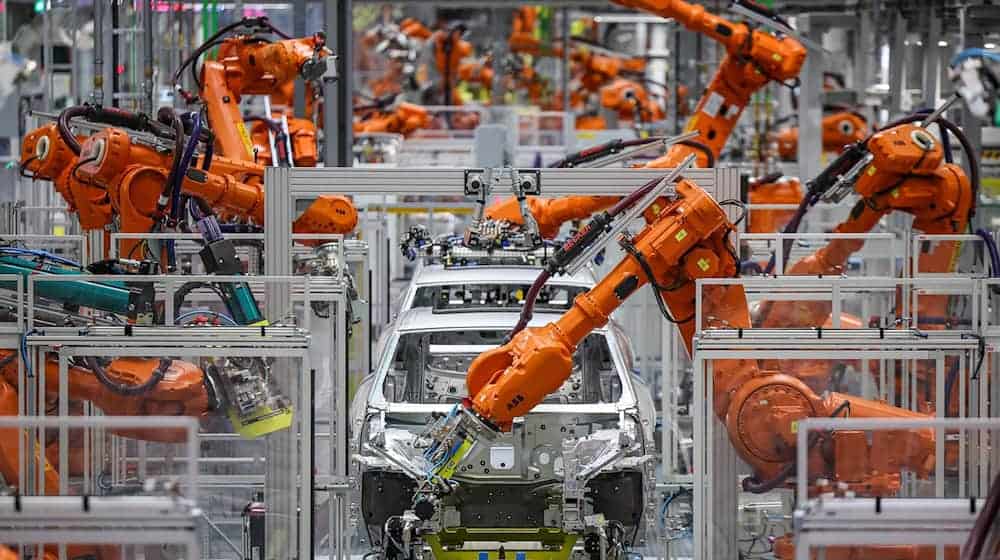 Die Autoindustrie hat deutlich weniger Industrieroboter aufgestellt. (Archivbild) / Foto: Jan Woitas/dpa