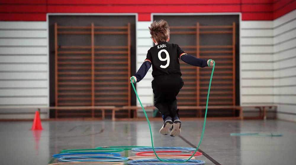Viele Kinder bewegen sich zu wenig (Archivbild).  / Foto: Soeren Stache/dpa