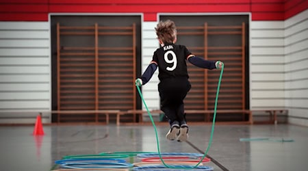 Viele Kinder bewegen sich zu wenig (Archivbild).  / Foto: Soeren Stache/dpa