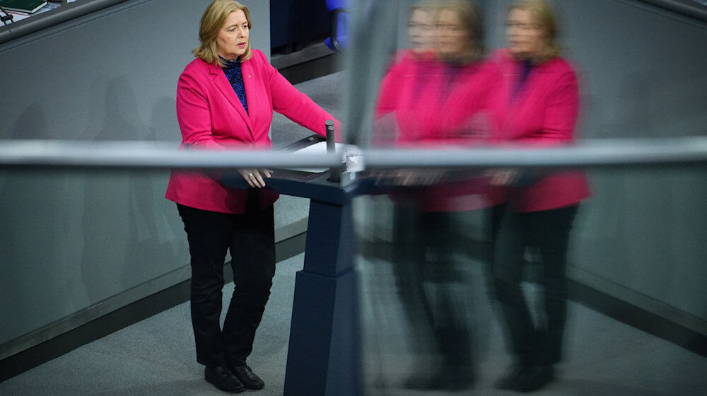Industriearbeit sei nicht nur ein Selbstzweck, sondern auch ein Sicherheitsfaktor, sagt die Arbeitsministerin.  / Foto: Bernd von Jutrczenka/dpa