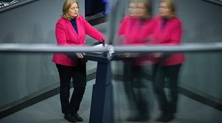 Industriearbeit sei nicht nur ein Selbstzweck, sondern auch ein Sicherheitsfaktor, sagt die Arbeitsministerin.  / Foto: Bernd von Jutrczenka/dpa