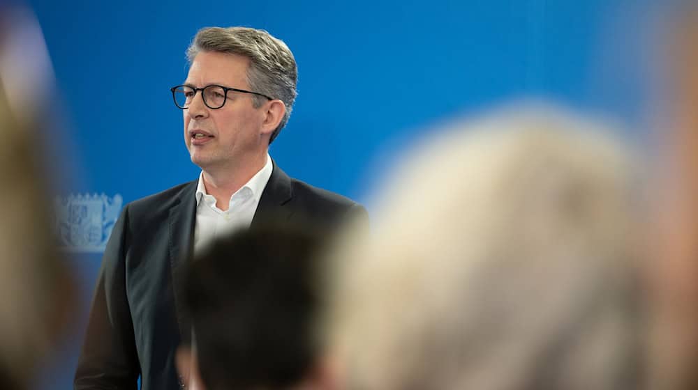 Bayern Kunstminister Markus Blume will mit der Rückgabe der Werke einen «Versuch der Wiedergutmachung in Richtung der Opfer unternehmen». (Archivbild). / Foto: Leonie Asendorpf/dpa