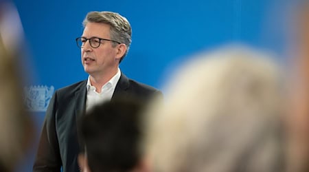 Bayern Kunstminister Markus Blume will mit der Rückgabe der Werke einen «Versuch der Wiedergutmachung in Richtung der Opfer unternehmen». (Archivbild). / Foto: Leonie Asendorpf/dpa
