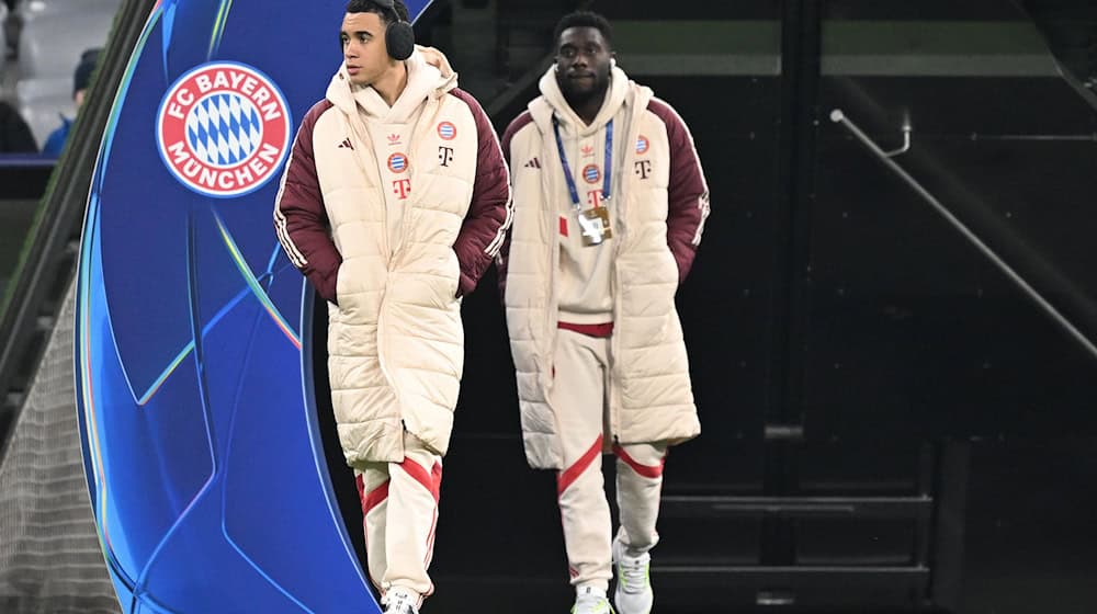 Jamal Musiala (links) und Alphonso Davies fehlen dem FC Bayern derzeit verletzt. (Archivfoto) / Foto: Sven Hoppe/dpa