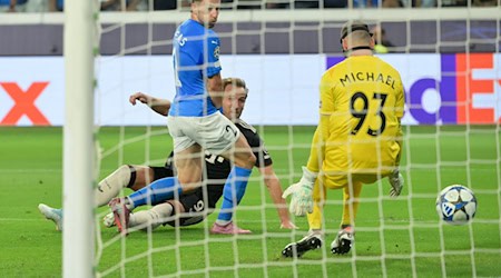 Harry Kane (am Boden) trifft nach einer feinen Einzelaktion zum 4:0. / Foto: Peter Kneffel/dpa