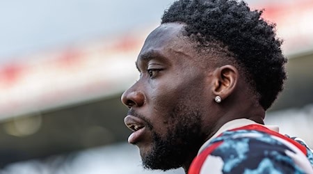 Bayern-Profi Alphonso Davies arbeitet nach einer schweren Knieverletzung am Comeback. (Archivbild) / Foto: Andreas Gora/dpa