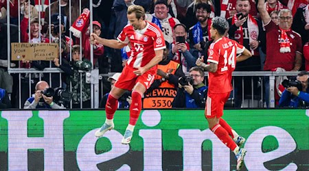 Harry Kane hebt nach seinem 3:1 ab zum Torjubel, rechts freut sich Luis Díaz.  / Foto: Tom Weller/dpa