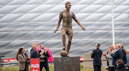 Franz Beckenbauer steht jetzt als in Bronze gegossenes Denkmal vor der Allianz Arena des FC Bayen München. / Foto: Leonie Asendorpf/dpa