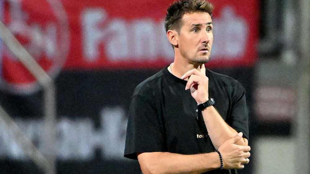 Endlich Sieger: Miroslav Klose sah seine Mannschaft lange vergeblich anrennen. / Foto: Jens Niering/dpa