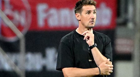 Endlich Sieger: Miroslav Klose sah seine Mannschaft lange vergeblich anrennen. / Foto: Jens Niering/dpa