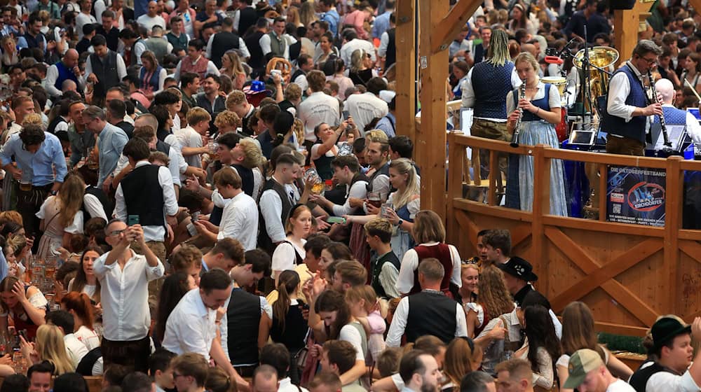 Suchbild: Auf diesem Bild vom ersten Wiesn-Wochenende werden mehrere Smartphones verwendet.  / Foto: Karl-Josef Hildenbrand/dpa