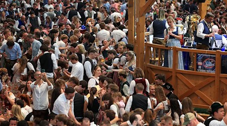 Suchbild: Auf diesem Bild vom ersten Wiesn-Wochenende werden mehrere Smartphones verwendet.  / Foto: Karl-Josef Hildenbrand/dpa