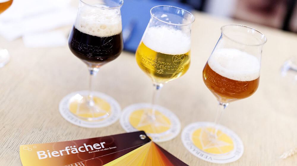 Die Sommeliers müssen die Biere blind auseinanderhalten können.  / Foto: Matthias Balk/dpa