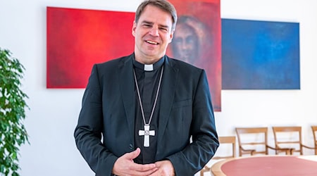 Der Passauer Bischof Stefan Oster gilt unter den deutschen Bischöfen als konservativ. (Archivbild) / Foto: Armin Weigel/dpa