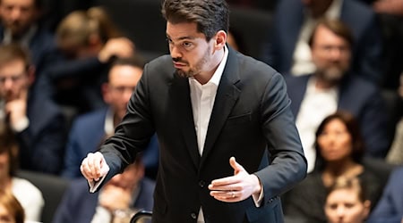 Lahav Shani leitet auch das Israel Philharmonic Orchestra (Archiv). / Foto: Sven Hoppe/dpa