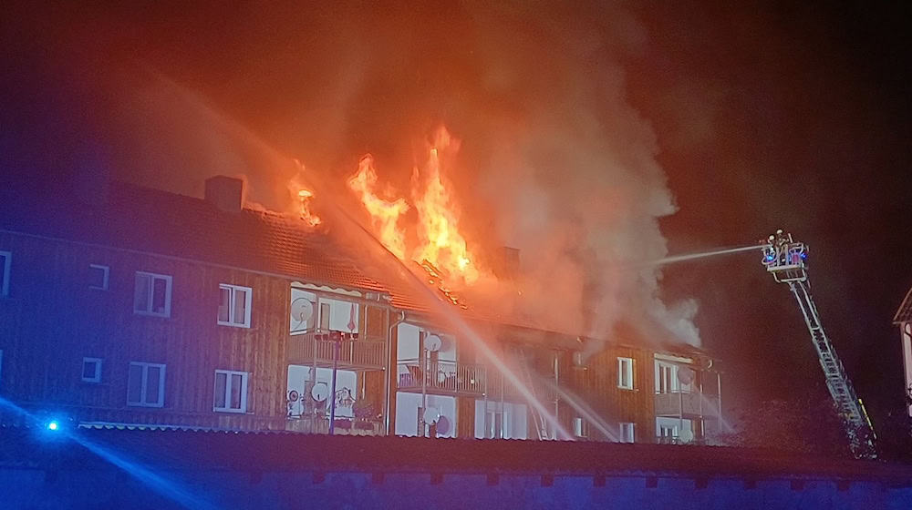 Ob es Verletzte bei dem Brand gab, war am frühen Morgen noch unklar. / Foto: ---/Zema Medien/dpa