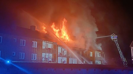 Ob es Verletzte bei dem Brand gab, war am frühen Morgen noch unklar. / Foto: ---/Zema Medien/dpa