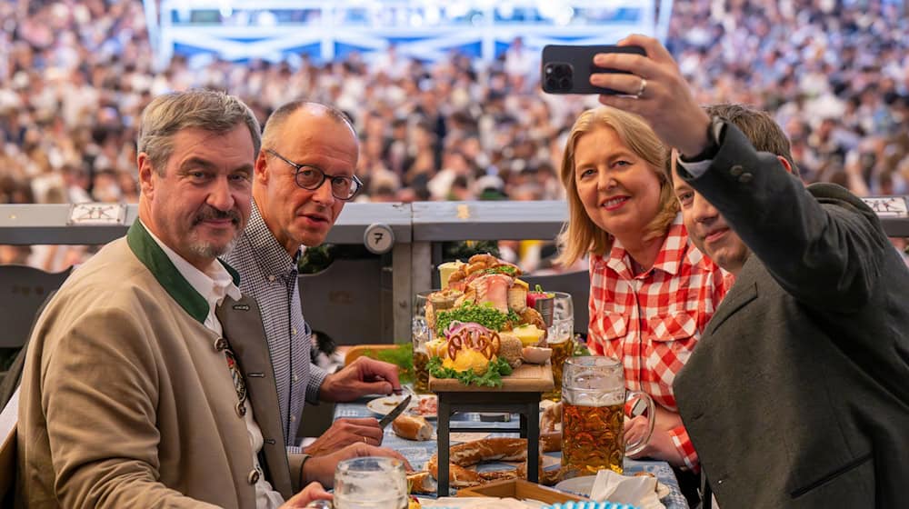 Gemeinsam mit CSU-Chef Markus Söder und den SPD-Parteivorsitzenden Bärbel Bas und Lars Klingbeil kam Merz ins Schottenhamel-Festzelt. / Foto: Peter Kneffel/dpa