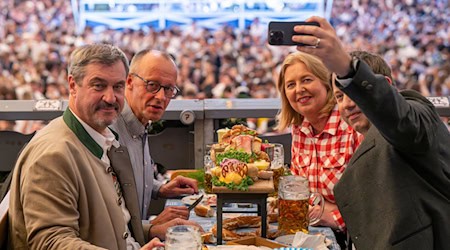 Gemeinsam mit CSU-Chef Markus Söder und den SPD-Parteivorsitzenden Bärbel Bas und Lars Klingbeil kam Merz ins Schottenhamel-Festzelt. / Foto: Peter Kneffel/dpa
