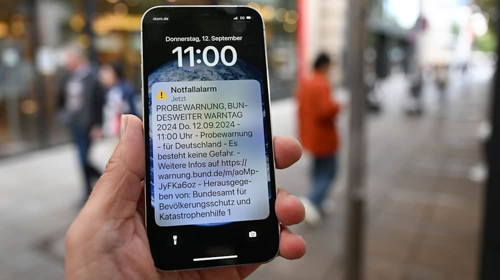 Die Handys klingeln unter Umständen auch, wenn sie auf stumm geschaltet sind (Archivbild).  / Foto: Bernd Weißbrod/dpa