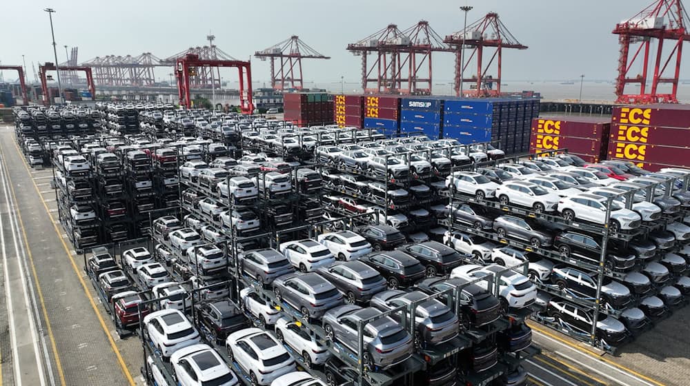 Chinesische Elektro- und Hybridautos für den Export. Die Stromer werden von der EU mit Zöllen belegt. (Archivbild) / Foto: XinHua/dpa