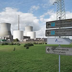 Am 25. Oktober sollen die beiden rund 160 Meter hohen Kühltürme des vor knapp vier Jahren stillgelegten Atomkraftwerks Gundremmingen gesprengt werden. / Foto: Ulf Vogler/dpa
