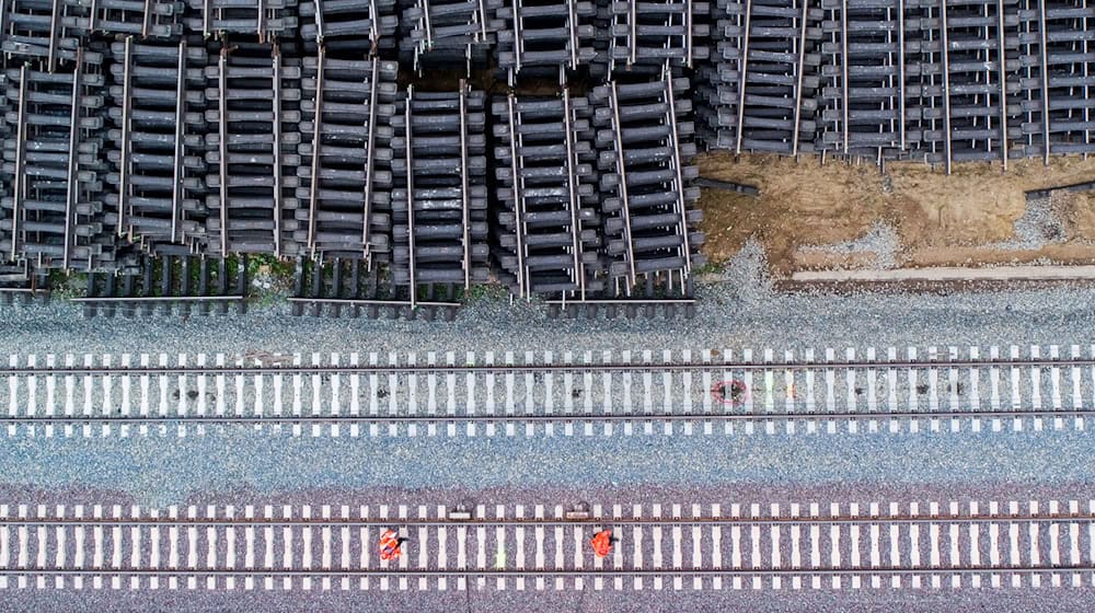 Auch beim Neu- und Ausbau von Schienen drohen wegen fehlender Milliardensummen Verzögerungen. / Foto: Julian Stratenschulte/dpa