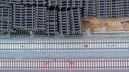 Auch beim Neu- und Ausbau von Schienen drohen wegen fehlender Milliardensummen Verzögerungen. / Foto: Julian Stratenschulte/dpa