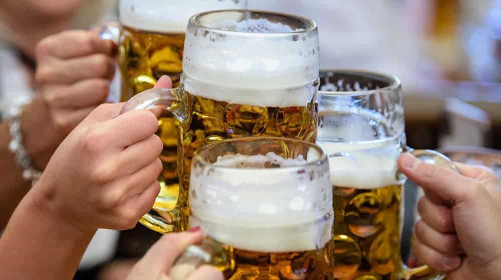 Gesetzlich ist der Konsum für Alkohol bei 14- und 15-Jährigen bisher tatsächlich erlaubt, wenn ein Erziehungsberechtigter dabei ist. Nach der Gesundheitsministerkonferenz beschäftigt sich auch der Bundesrat mit einem Antrag, das künftig zu verbieten. (Illustration) / Foto: Matthias Balk/dpa