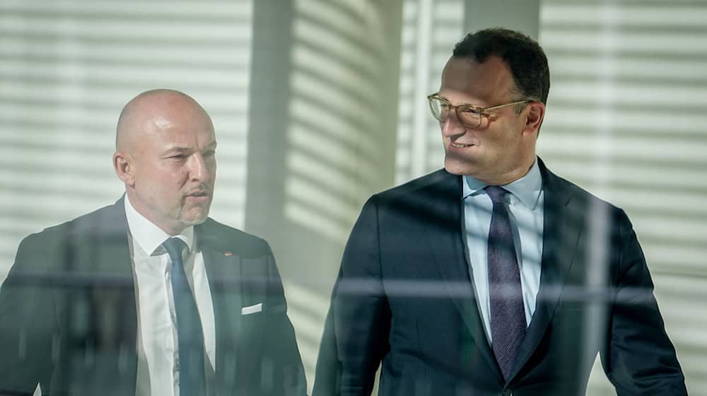 CSU-Landesgruppenchef Alexander Hoffmann, hier mit Jens Spahn, will das Konzert des israelischen Dirigenten Lahav Shani im Konzerthaus Berlin am Abend besuchen. / Foto: Kay Nietfeld/dpa
