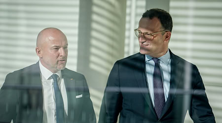CSU-Landesgruppenchef Alexander Hoffmann, hier mit Jens Spahn, will das Konzert des israelischen Dirigenten Lahav Shani im Konzerthaus Berlin am Abend besuchen. / Foto: Kay Nietfeld/dpa