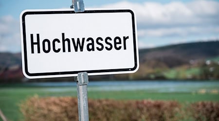 Wegen der ausgiebigen Regenfälle zum Wochenstart sind in Bayern Überschwemmungen nicht ausgeschlossen. (Symbolbild) / Foto: Daniel Vogl/dpa