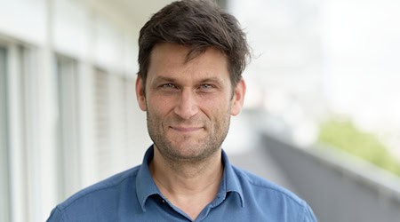 Kabarett mit Haltung - dafür wird der Satiriker Christian Ehring ausgezeichnet. (Archivbild) / Foto: Henning Kaiser/dpa