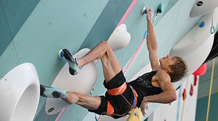 Der deutsche Kletter-Star Alexander Megos, hier bei Olympia in Paris im Einsatz, litt als Jugendlicher an einer Essstörung. (Archivfoto) / Foto: Fabrice Coffrini/AFP/dpa