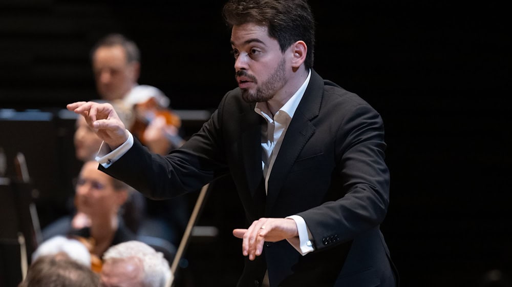 Lahav Shani leitet auch das Israel Philharmonic Orchestra (Archiv). / Foto: Sven Hoppe/dpa