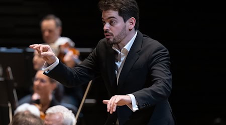 Lahav Shani leitet auch das Israel Philharmonic Orchestra (Archiv). / Foto: Sven Hoppe/dpa