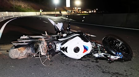 Nach einer Frontalkollision auf der B47 bei Amorbach liegt ein beschädigtes Motorrad auf der Straße. / Foto: Ralf Hettler/dpa