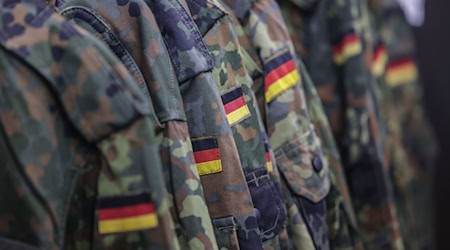 Laut Polizei trug der Bundeswehr-Soldat bei dem Angriff Uniform. (Symbolbild) / Foto: Oliver Berg/dpa Laut Polizei trug der Bundeswehr-Soldat bei dem Angriff Uniform. (Symbolbild) / Foto: Oliver Berg/dpa