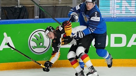 Ville Pokka (rechts), 2022 Olympiasieger mit Finnland, soll die Abwehr des EHC München verstärken. (Archivbild) / Foto: Roman Koksarov/dpa