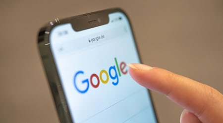 Hunderte Suchergebnisse zu den privaten Aufnahmen hat Google bereits gelöscht. (Symbolbild) / Foto: Mohssen Assanimoghaddam/dpa