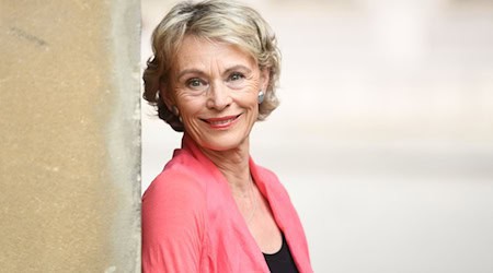 Die Schauspielerin Ilona Grübel steht seit ihrer Jugendzeit vor der Fernsehkamera. Jetzt wird sie 75 Jahre alt. (Archivbild) / Foto: Tobias Hase/dpa