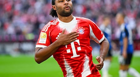 Serge Gnabry jubelt nach seinem Tor. Die Brust des Nationalspielers ist gerade breit. / Foto: Sven Hoppe/dpa