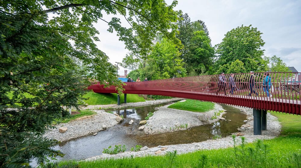 Passend zum Further Freilichtspiel «Drachenstich» ist das Brückengeländer laut Veranstaltern in «drachenblutrot» gestaltet. / Foto: Armin Weigel/dpa