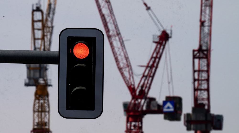 Viele deutsche Unternehmen investieren wenig - und wenn, dann eher im Ausland. Die bayerischen Industrie- und Handelskammern machen ihrer Enttäuschung über die neue Bundesregierung Luft. (Symbolbild) / Foto: Soeren Stache/dpa