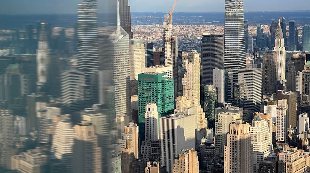 Die Skyline von Manhattan. In der Immobilienbranche gilt der US-Markt nach einer Branchenumfrage derzeit offenkundig als wenig erfolgversprechend. (Symbolbild) / Foto: Benno Schwinghammer/dpa