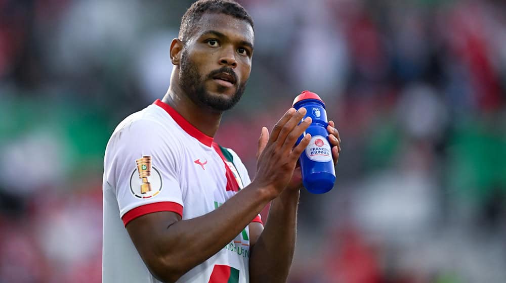 Stürmer Steve Mounié spielt bei den Saisonplanungen des FC Augsburg keine Rolle. (Archivfoto) / Foto: Hendrik Schmidt/dpa