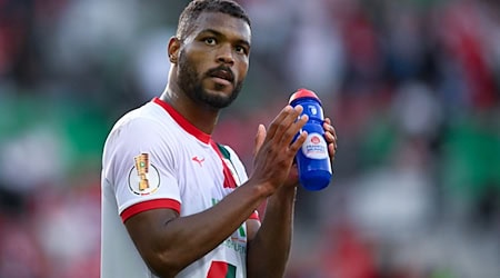 Stürmer Steve Mounié spielt bei den Saisonplanungen des FC Augsburg keine Rolle. (Archivfoto) / Foto: Hendrik Schmidt/dpa